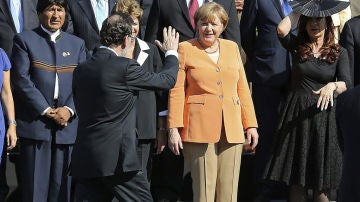 El presidente del gobierno, Mariano Rajoy, se disculpa al llegar tarde a la foto oficial de la primera Cumbre