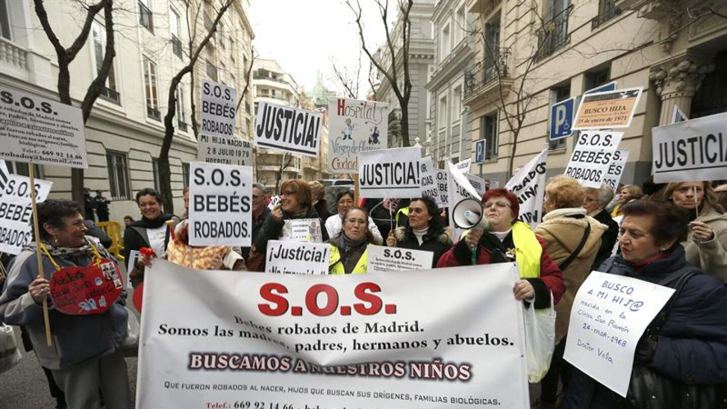 Participantes en una manifestaci&oacute;n de asociaciones de bebes robados