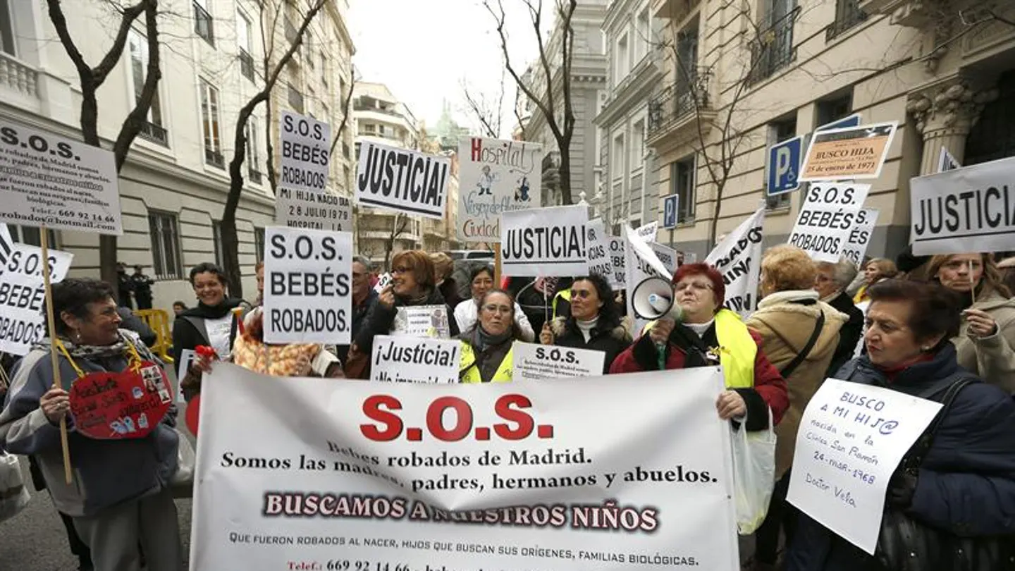 Participantes en una manifestación de asociaciones de bebes robados Participantes en una manifestación de asociaciones de bebes robados