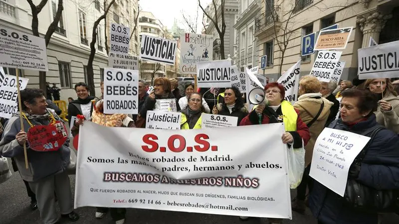 Participantes en una manifestación de asociaciones de bebes robados