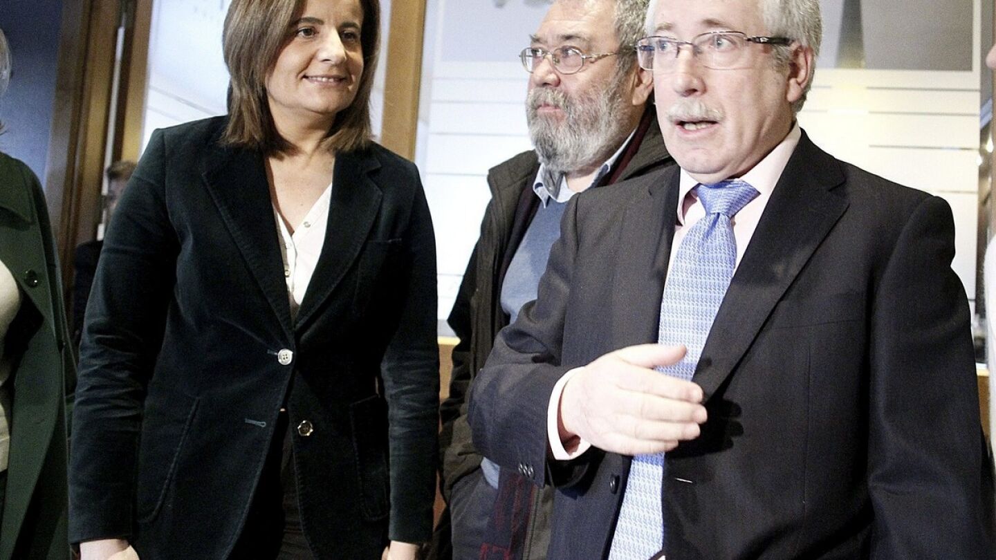 La ministra de Empleo y Seguridad Social, F&aacute;tima B&aacute;&ntilde;ez, junto al secretario general de UGT, C&aacute;ndido M&eacute;ndez , y el secretario general de CCOO, Ignacio Fern&aacute;ndez Toxo, a la llegada hoy a la cumbre con motivo del 40&ordm; aniversario de la Confederaci&oacute;n Europea de Sindicatos .