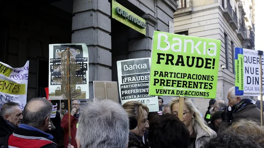Afectados por las preferentes se manifiestan ante una sede de Bankia. Afectados por las preferentes se manifiestan ante una sede de Bankia.