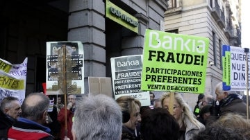 Afectados por las preferentes se manifiestan ante una sede de Bankia.