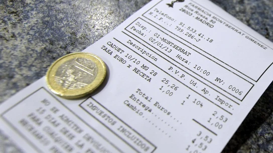 Un euro con un recibo de compra de una farmacia Un euro con un recibo de compra de una farmacia
