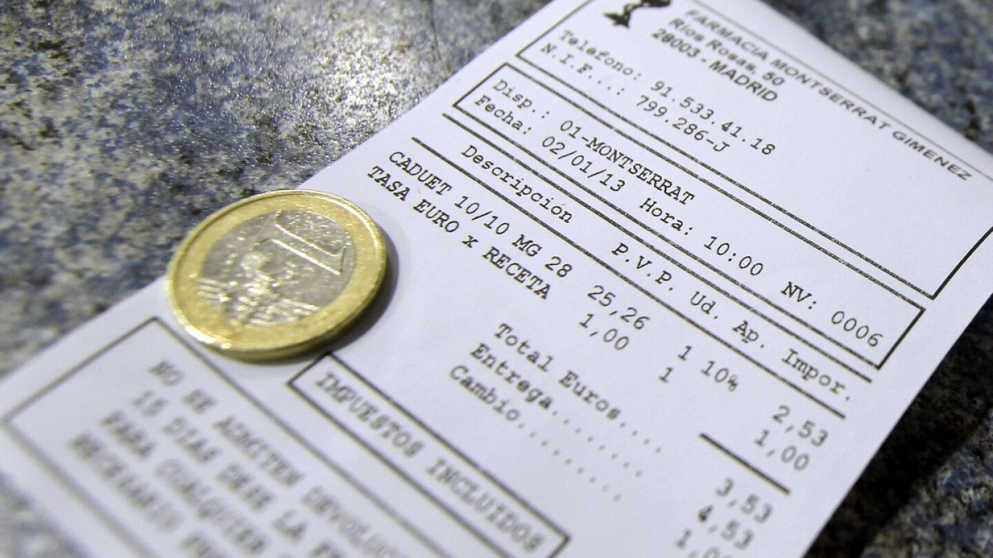 Un euro con un recibo de compra de una farmacia