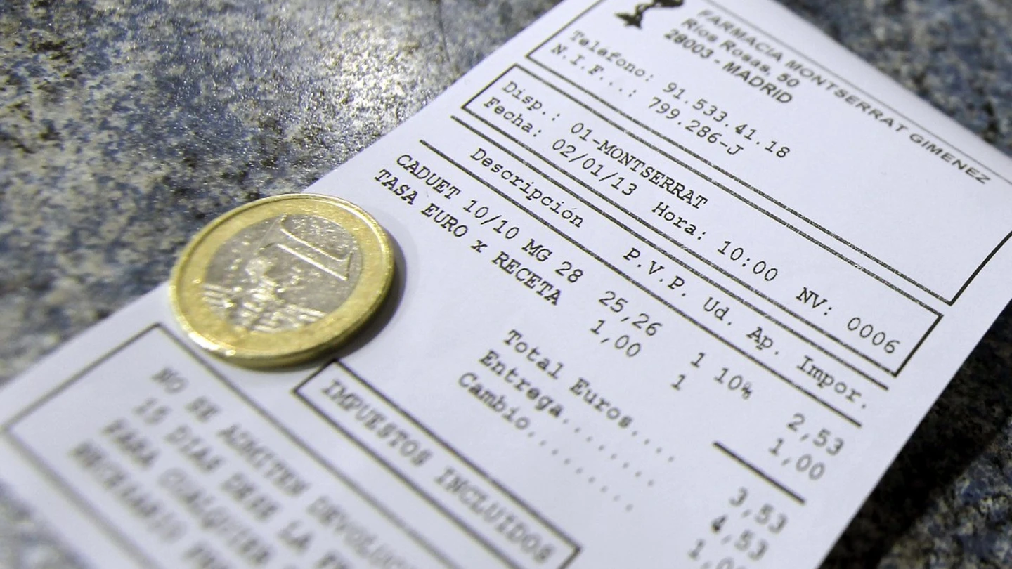 Un euro con un recibo de compra de una farmacia Un euro con un recibo de compra de una farmacia