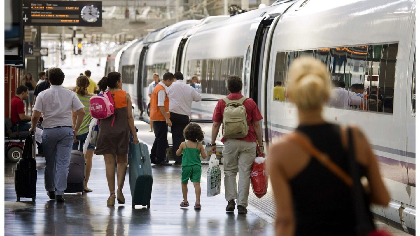 Pasajeros en la estaci&oacute;n de Chamart&iacute;n, Madrid