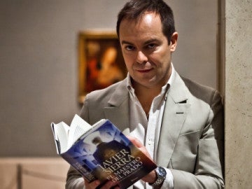 Javier Sierra posa con su nuevo libro, 'El Maestro del Prado' Javier Sierra posa con su nuevo libro, 'El Maestro del Prado'