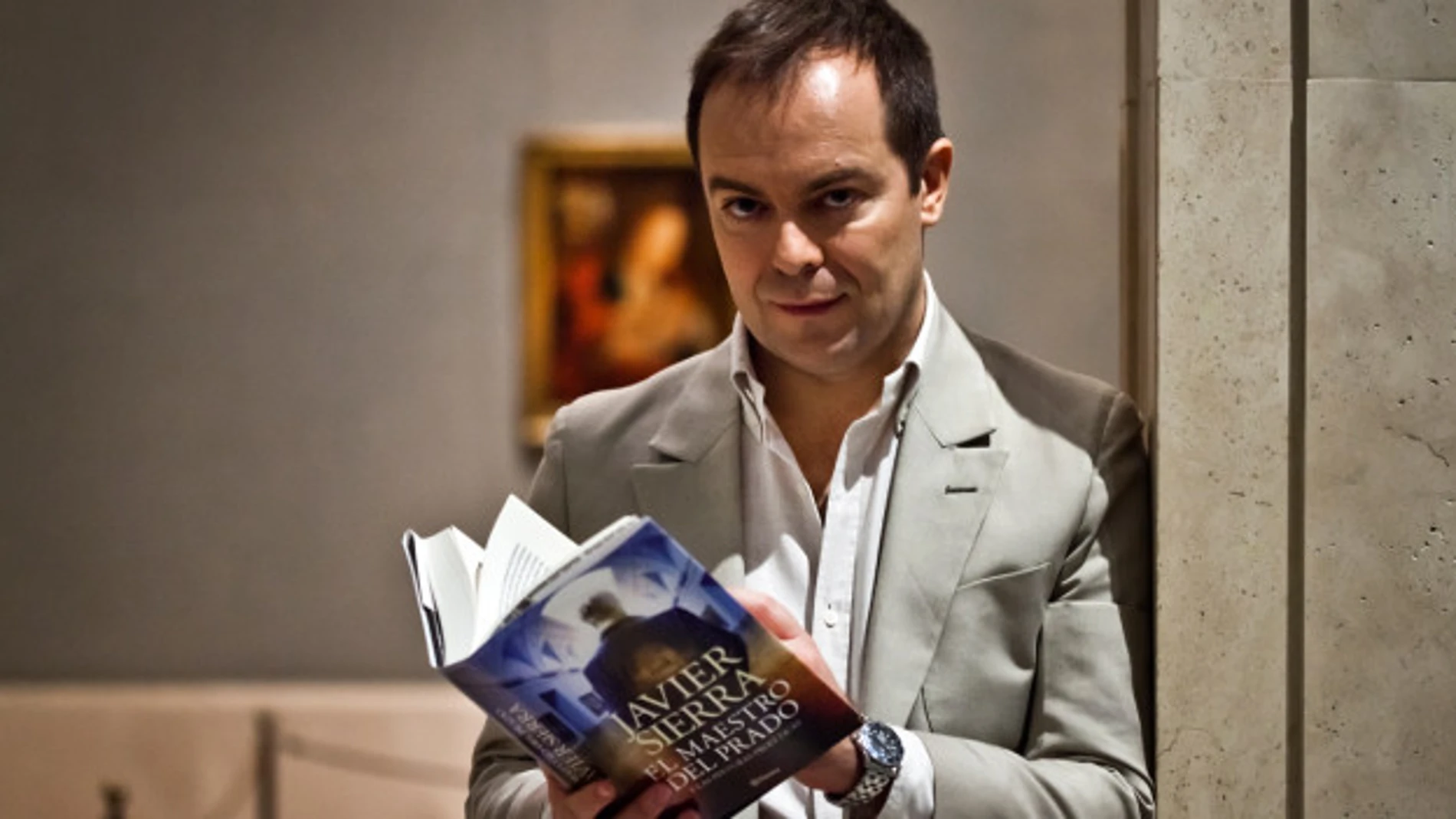 Javier Sierra posa con su nuevo libro, 'El Maestro del Prado'