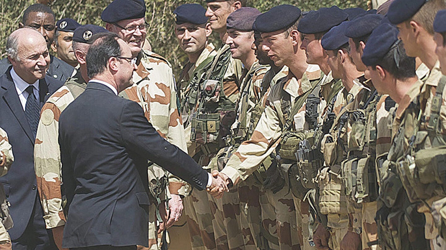 Francois Hollande saluda a los soldados franceses en Tomboct&uacute;.