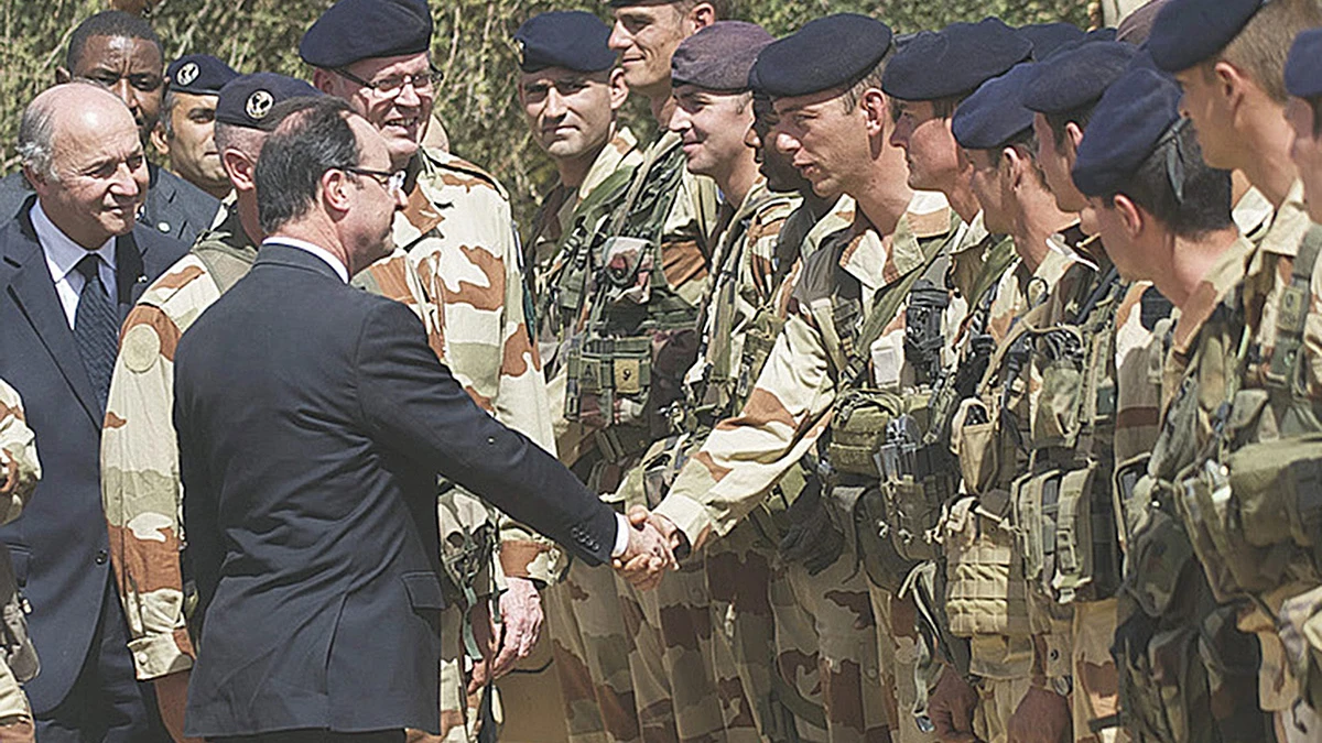 Francois Hollande saluda a los soldados franceses en Tomboctú. Francois Hollande saluda a los soldados franceses en Tomboctú.