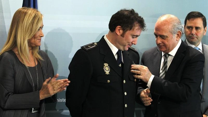 El ministro del Interior condecorara con la Cruz al Mérito Policial con Distintivo Rojo a Rubén Gutiérrez El ministro del Interior condecorara con la Cruz al Mérito Policial con Distintivo Rojo a Rubén Gutiérrez