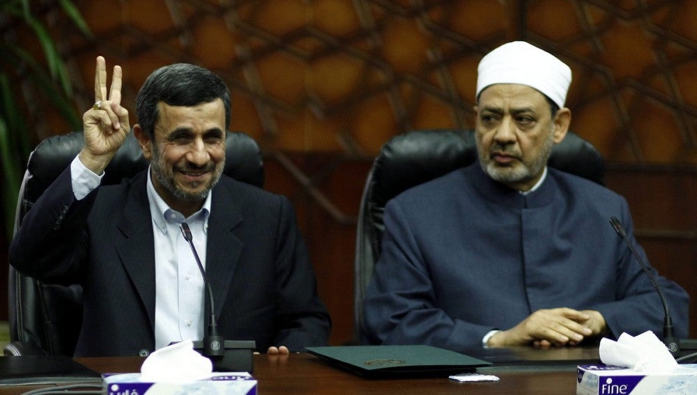 Ahmadineyad junto al jeque de la institución suní de Al Azharal Azhar, durante su encuentro en El Cairo.