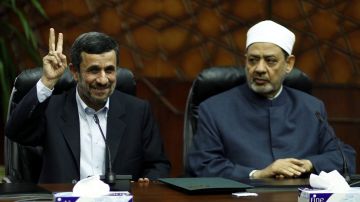 Ahmadineyad junto al jeque de la institución suní de Al Azharal Azhar, durante su encuentro en El Cairo.