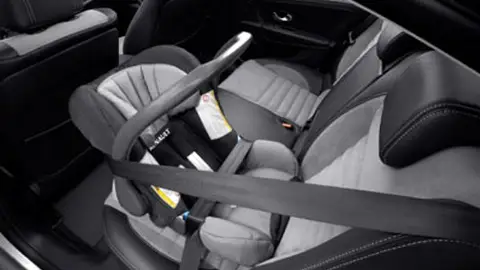 Una sillita infantil para el coche Una sillita infantil para el coche