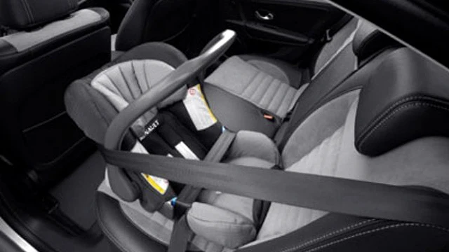 Una sillita infantil para el coche Una sillita infantil para el coche