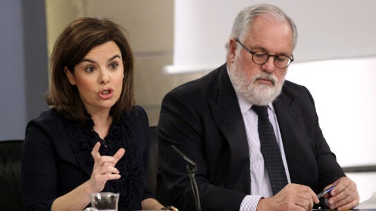 Soraya S&aacute;enz de Santamar&iacute;a y Miguel Arias Ca&ntilde;ete tras el Consejo de Ministros.