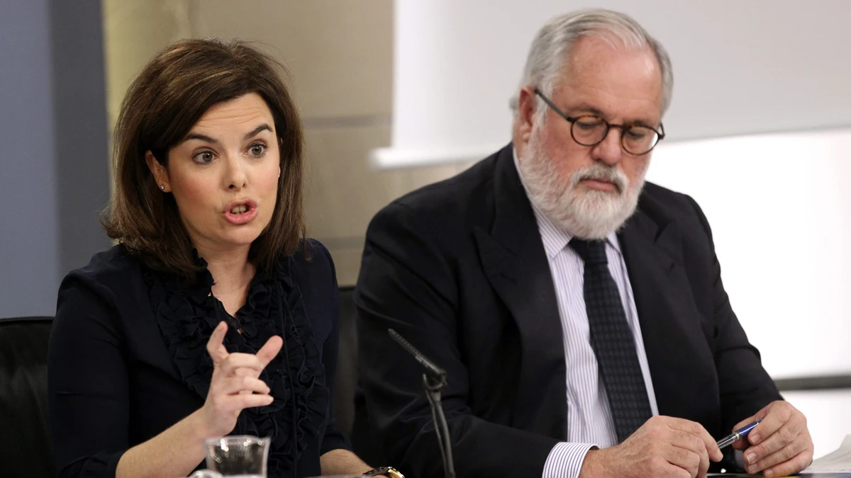 Soraya S&aacute;enz de Santamar&iacute;a y Miguel Arias Ca&ntilde;ete tras el Consejo de Ministros.
