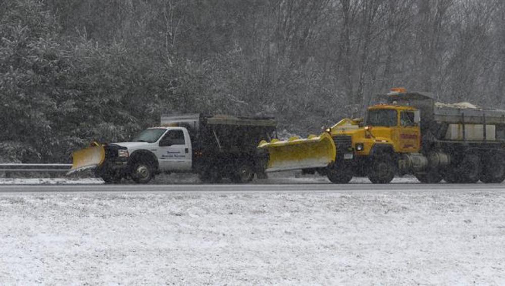 Los quitanieves operan en una carretera de Massachusetts