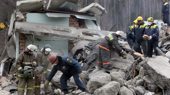 Equipos de Emergencia tras la explosi&oacute;n de una mina en Siberia