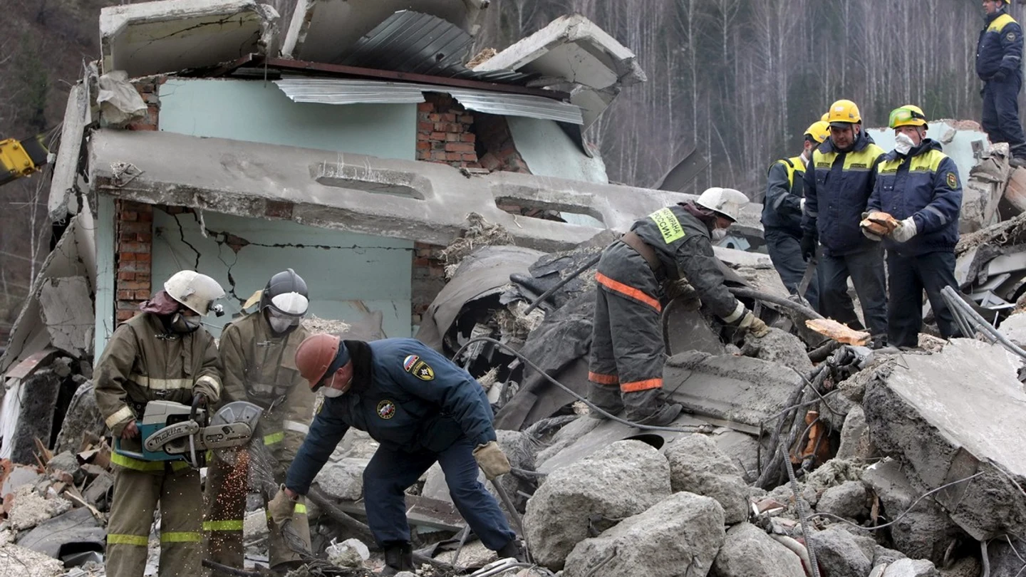 Equipos de Emergencia tras la explosión de una mina en Siberia Equipos de Emergencia tras la explosión de una mina en Siberia