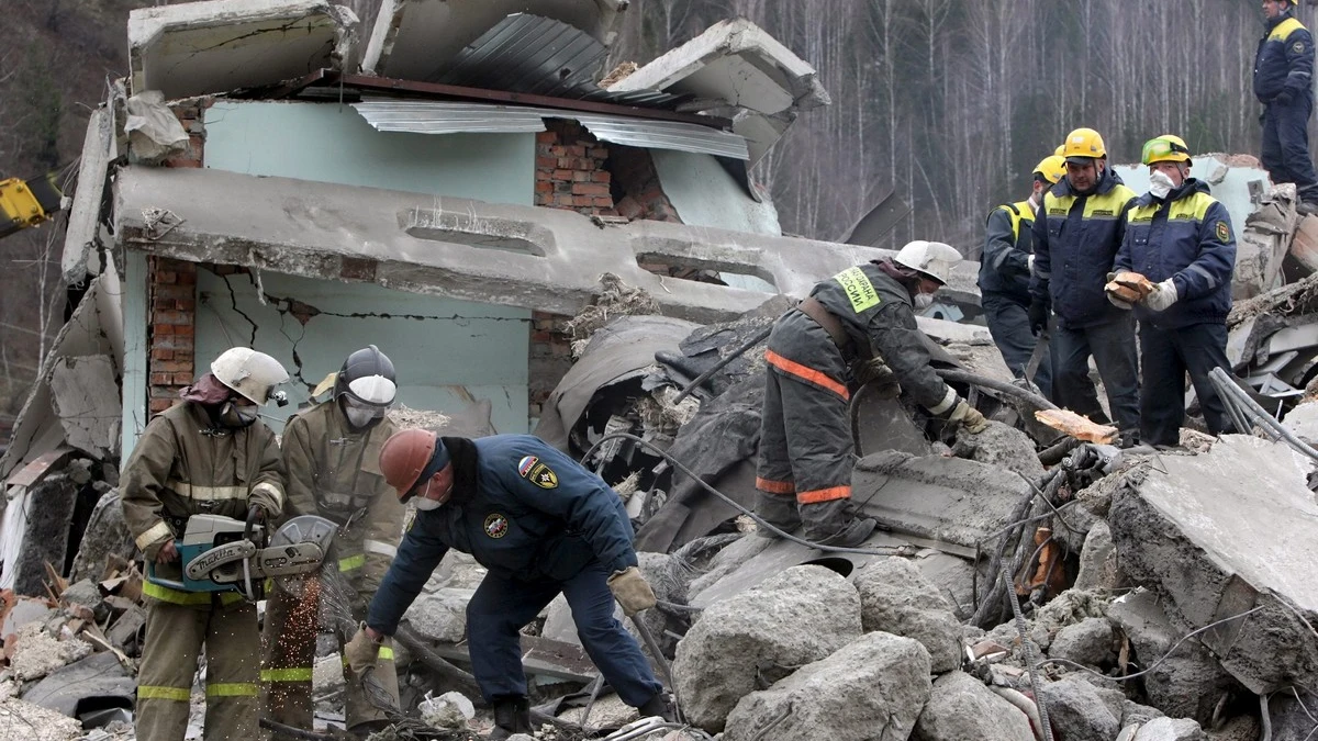 Equipos de Emergencia tras la explosión de una mina en Siberia Equipos de Emergencia tras la explosión de una mina en Siberia