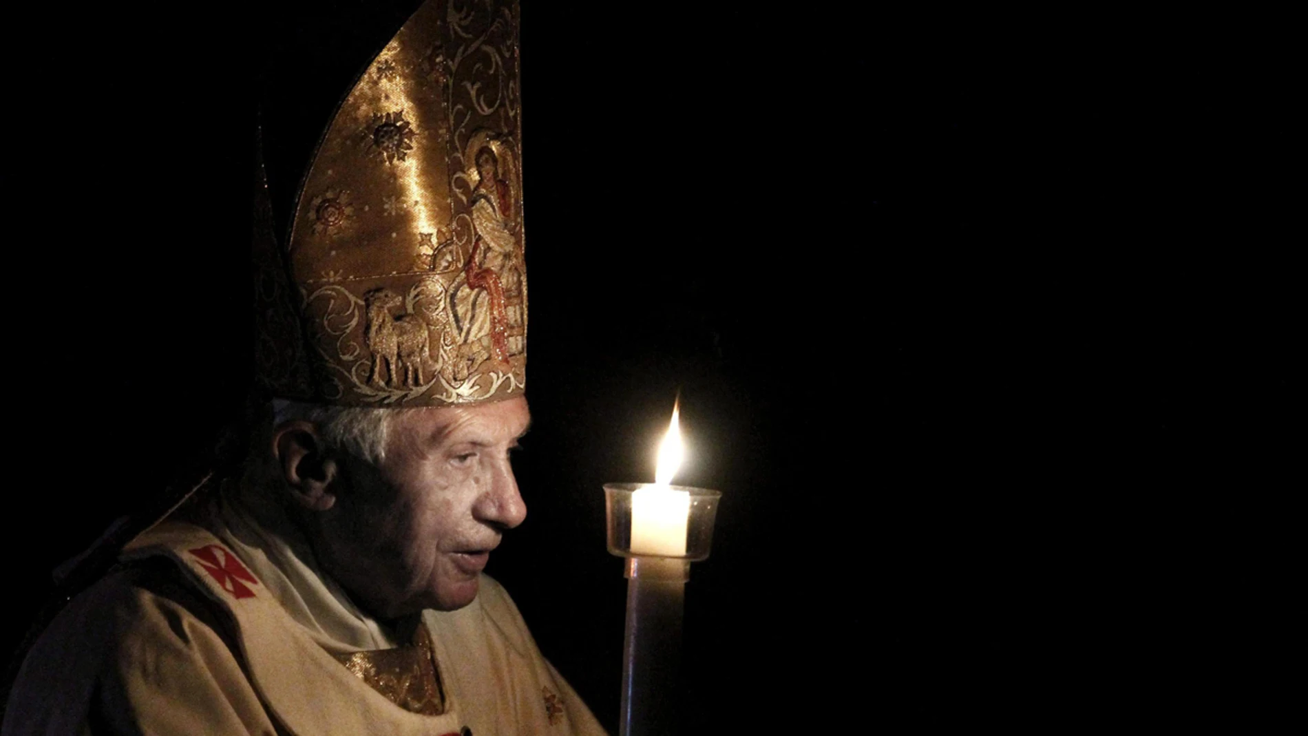 El papa durante la vigilia de Semana Santa en la Basílica de San Pedro en el Vaticano