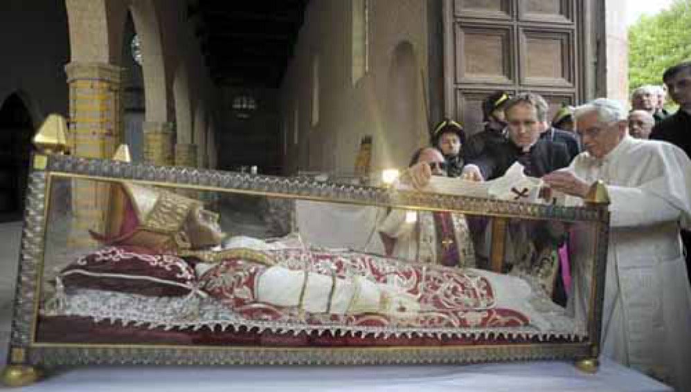 El papa Benedicto XVI venera las reliquias de su San Celestino V, uno de los papas que dimitió.