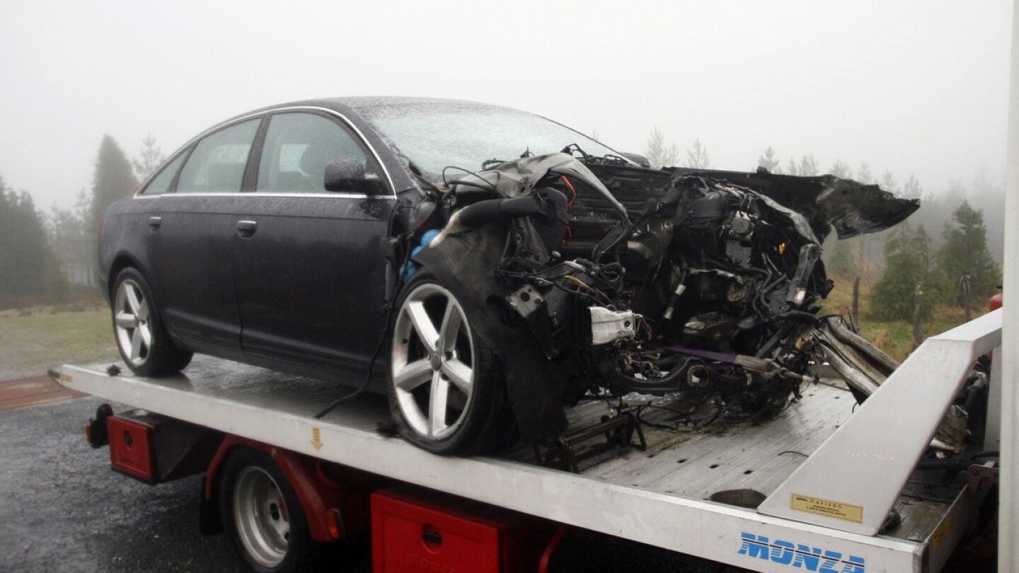 Una gr&uacute;a retira uno de los dos veh&iacute;culos involucrados en un accidente