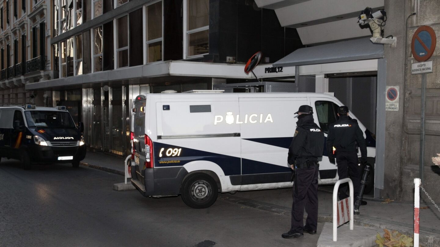Llegada del furg&oacute;n policial del expresidente de la CEOE Gerardo D&iacute;az Ferr&aacute;n, y &Aacute;ngel de Cabo a la Audiencia Nacional.