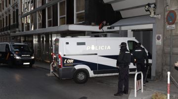 Llegada del furgón policial del expresidente de la CEOE Gerardo Díaz Ferrán, y Ángel de Cabo a la Audiencia Nacional.