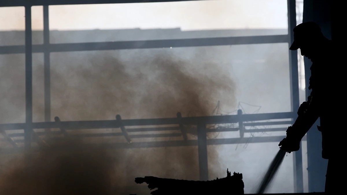 Un bombero participa en la extinción de un incendio Un bombero participa en la extinción de un incendio