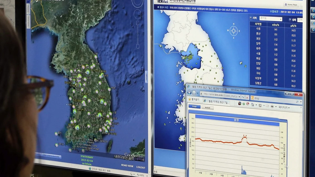 Un investigador del Instituto Corea de Seguridad Nuclear en Daejeon observa un monitor