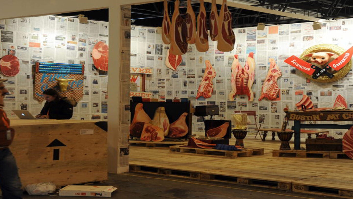"C&oacute;mo una vaca visitando a un carnicero" obra de Mario Ybarra en ARCO.