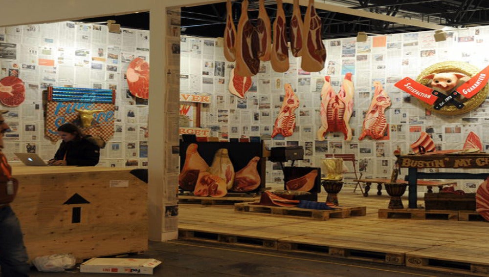"Cómo una vaca visitando a un carnicero" obra de Mario Ybarra en ARCO.