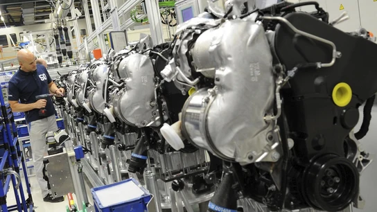 Un empleado de Volkswagen trabaja en una cadena de montaje Un empleado de Volkswagen trabaja en una cadena de montaje