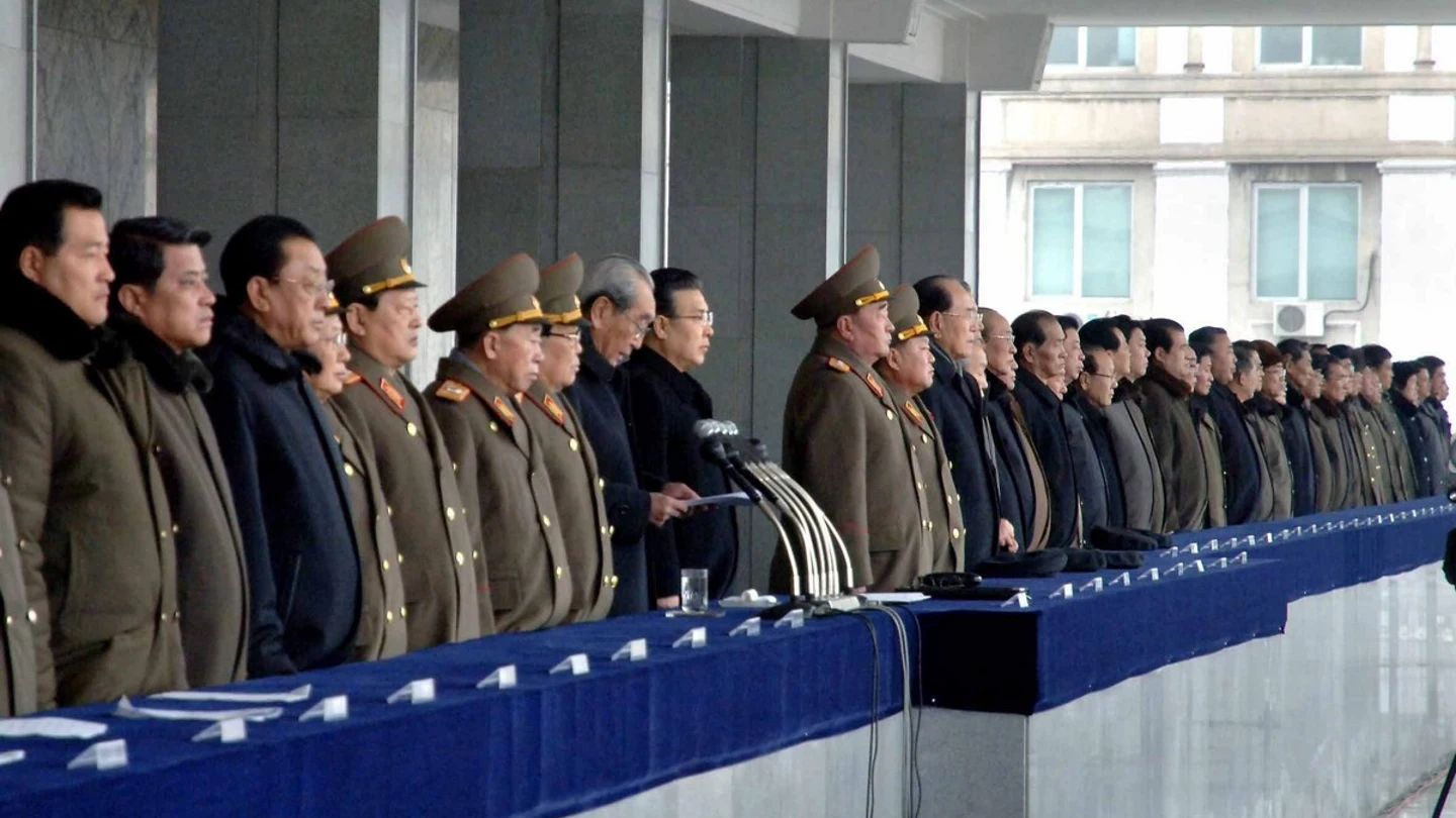 Varios oficiales observando una parada militar, en la plaza Kim II-Sung en Pyongyang en Corea del Norte. Varios oficiales observando una parada militar, en la plaza Kim II-Sung en Pyongyang en Corea del Norte.