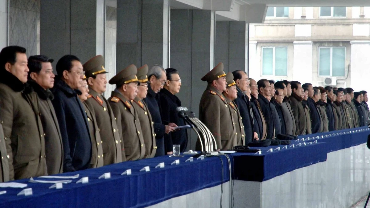  Varios oficiales observando una parada militar, en la plaza Kim II-Sung en Pyongyang en Corea del Norte. 