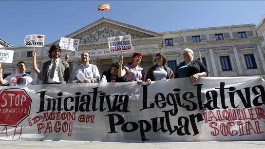 Miembros de la Plataforma Afectados por las Hipotecas durante un acto de protesta. Miembros de la Plataforma Afectados por las Hipotecas durante un acto de protesta.