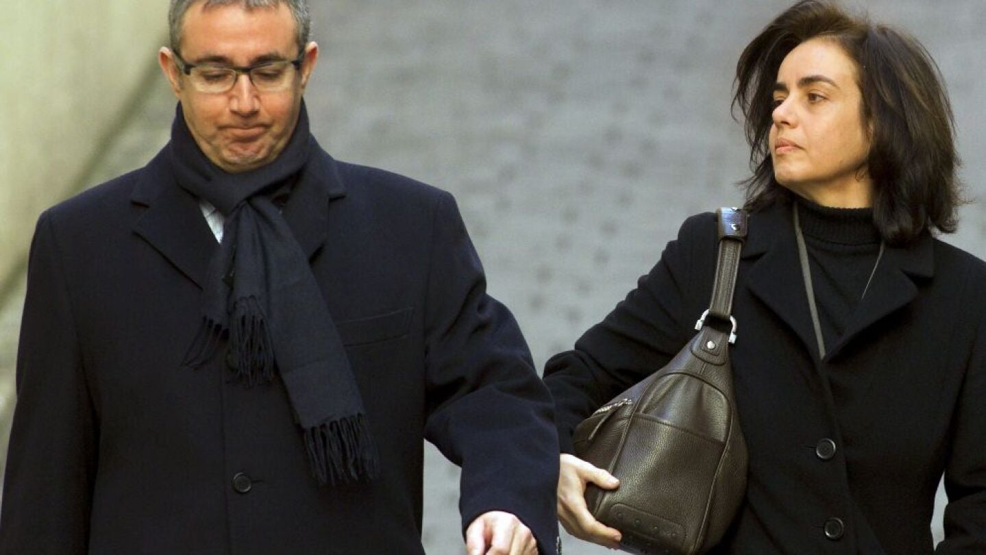 Diego Torres, acompa&ntilde;ado de su mujer, Ana Mar&iacute;a Tejeiro, a su llegada a los juzgados de la capital balear