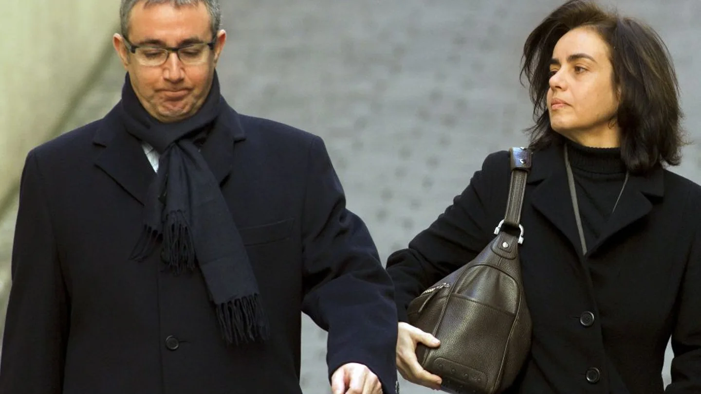 Diego Torres, acompañado de su mujer, Ana María Tejeiro, a su llegada a los juzgados de la capital balear Diego Torres, acompañado de su mujer, Ana María Tejeiro, a su llegada a los juzgados de la capital balear