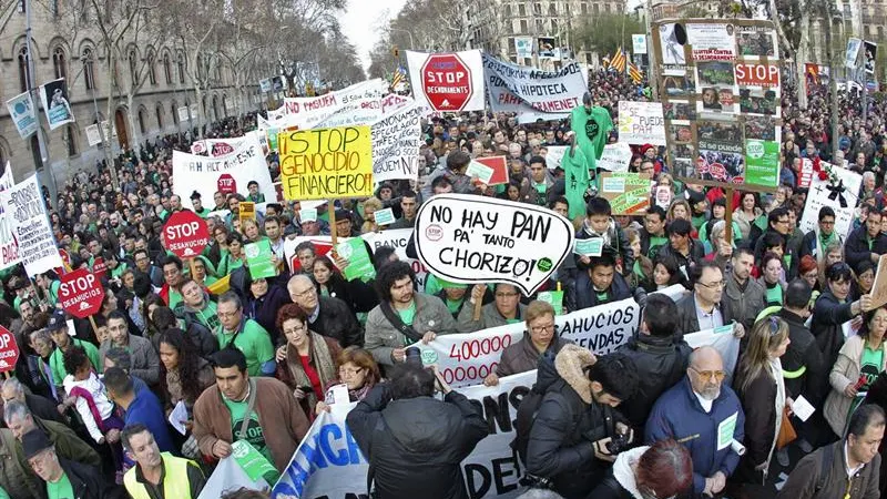 Manifestantes por el fin de los desahucios en Barcelona