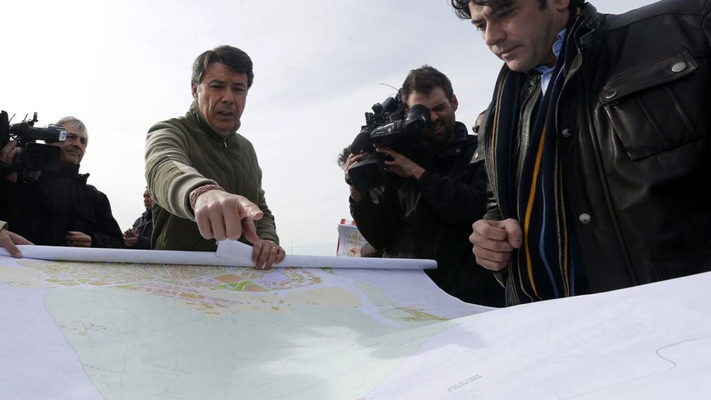 El presidente de la Comunidad de Madrid, Ignacio Gonz&aacute;lez, junto al alcalde de Alcorc&oacute;n, David P&eacute;rez 