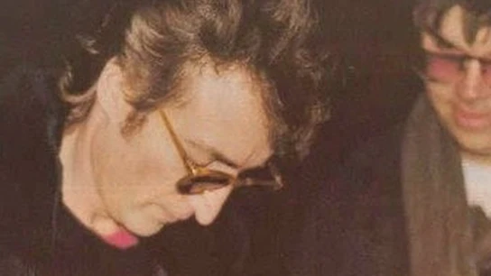 John Lennon junto a su asesino, Mark David Chapman John Lennon junto a su asesino, Mark David Chapman