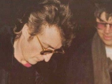 John Lennon junto a su asesino, Mark David Chapman John Lennon junto a su asesino, Mark David Chapman