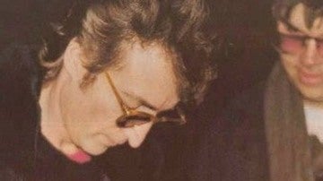 John Lennon junto a su asesino, Mark David Chapman