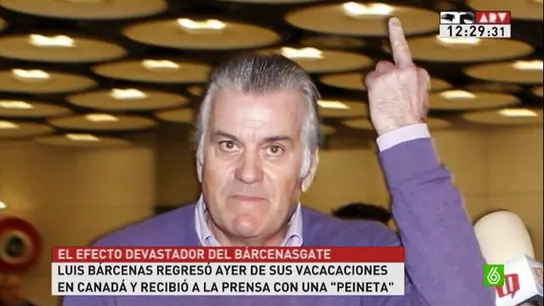 La 'peineta' de Luis Bárcenas a su llegada al aeropuerto La 'peineta' de Luis Bárcenas a su llegada al aeropuerto