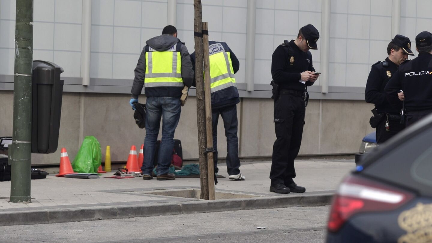 Agentes de la Polic&iacute;a Nacional permanecen en el lugar en el que fue tiroteada la mujer.