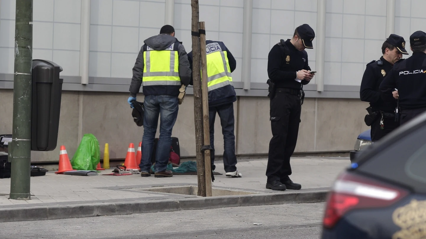 Agentes de la Policía Nacional permanecen en el lugar en el que fue tiroteada la mujer. Agentes de la Policía Nacional permanecen en el lugar en el que fue tiroteada la mujer.