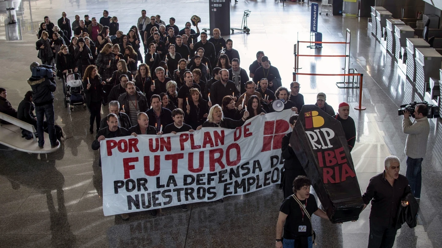Protesta por el plan de reestructuración de la empresa, que incluye 3.807 despidos. Protesta por el plan de reestructuración de la empresa, que incluye 3.807 despidos.